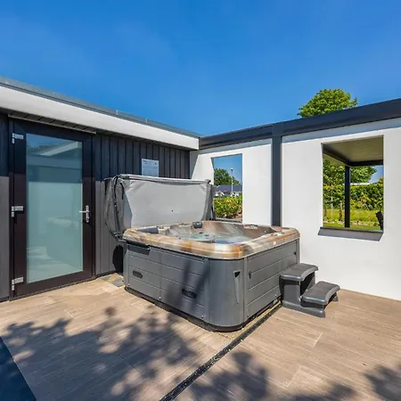 Stunning In With Jacuzzi Holiday home